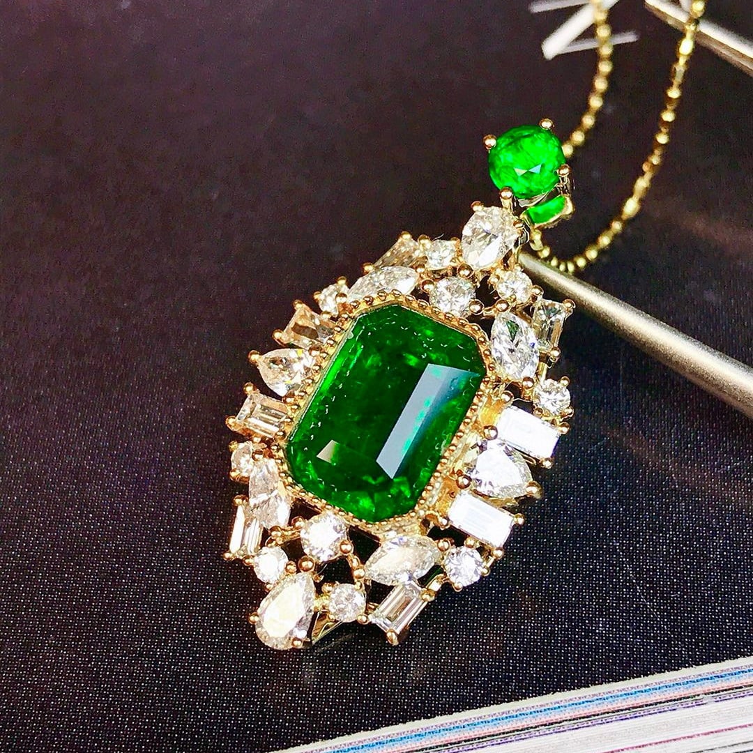 14k Gold 3.93 Ctw Vivid Green Natural Emerald & Diamond Pendant( Without Chain ): Ref:230973142 // gold content:14k gold // main gemstone:emerald // shape:octagonal // carat weight:2. 91ct // color:vivid green // treatment:natural // // adjacent gemstone 2 : diamond //