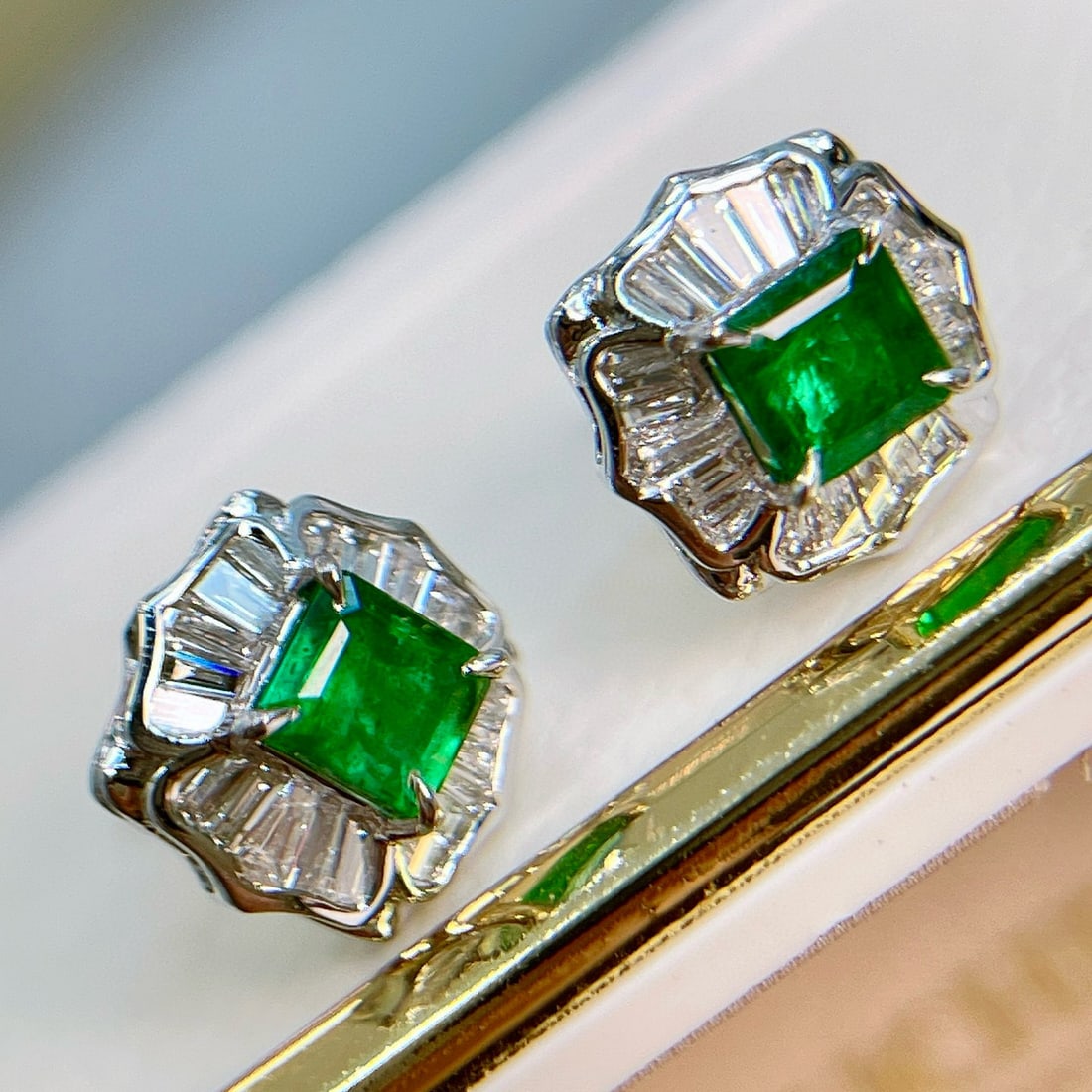 14k Gold 1.4 Ctw Vivid Green Natural Emerald & Diamond Earrings - 3