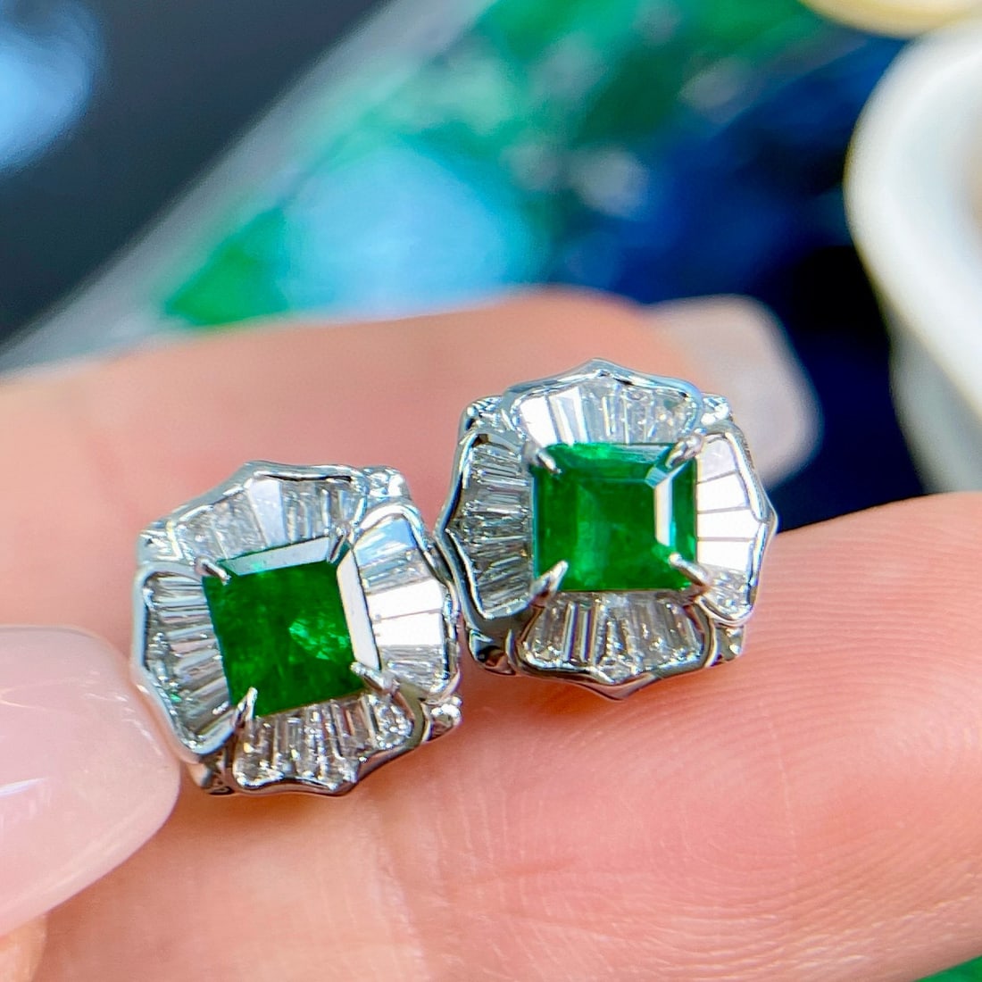 14k Gold 1.4 Ctw Vivid Green Natural Emerald & Diamond Earrings - 5