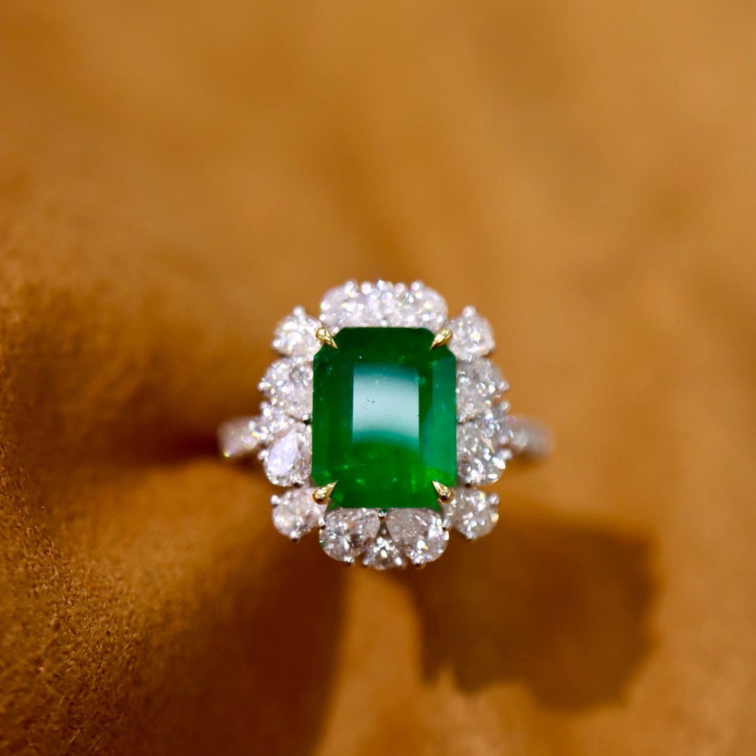 14k Gold 4.00 Ctw Vivid Green Natural Emerald & Diamond Ring: Ref:230973150 // gold content:14k gold // ring size:7. 25us // // main gemstone:emerald // shape:octagonal // carat weight:2. 70ct // color:vivid green // treatment:natural // // adjacent gemstone