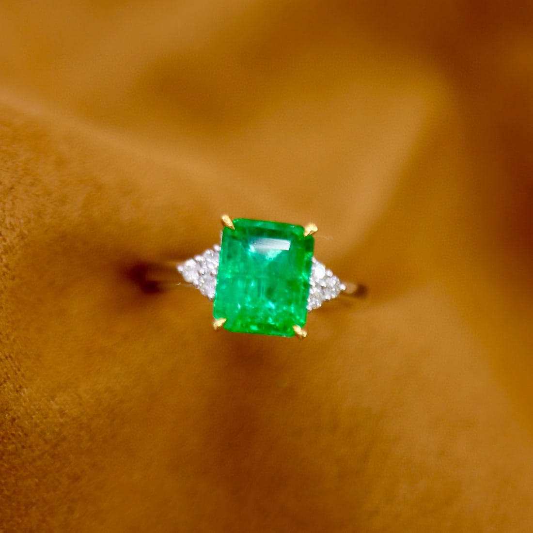 14k Gold 2.70 Ctw Natural Emerald & Diamond Ring: Ref:230973153 // gold content:14k gold // ring size:7. 25us // // main gemstone:emerald // shape:octagonal // carat weight:2. 57ct // color:green // treatment:natural // // adjacent gemstone 2 :