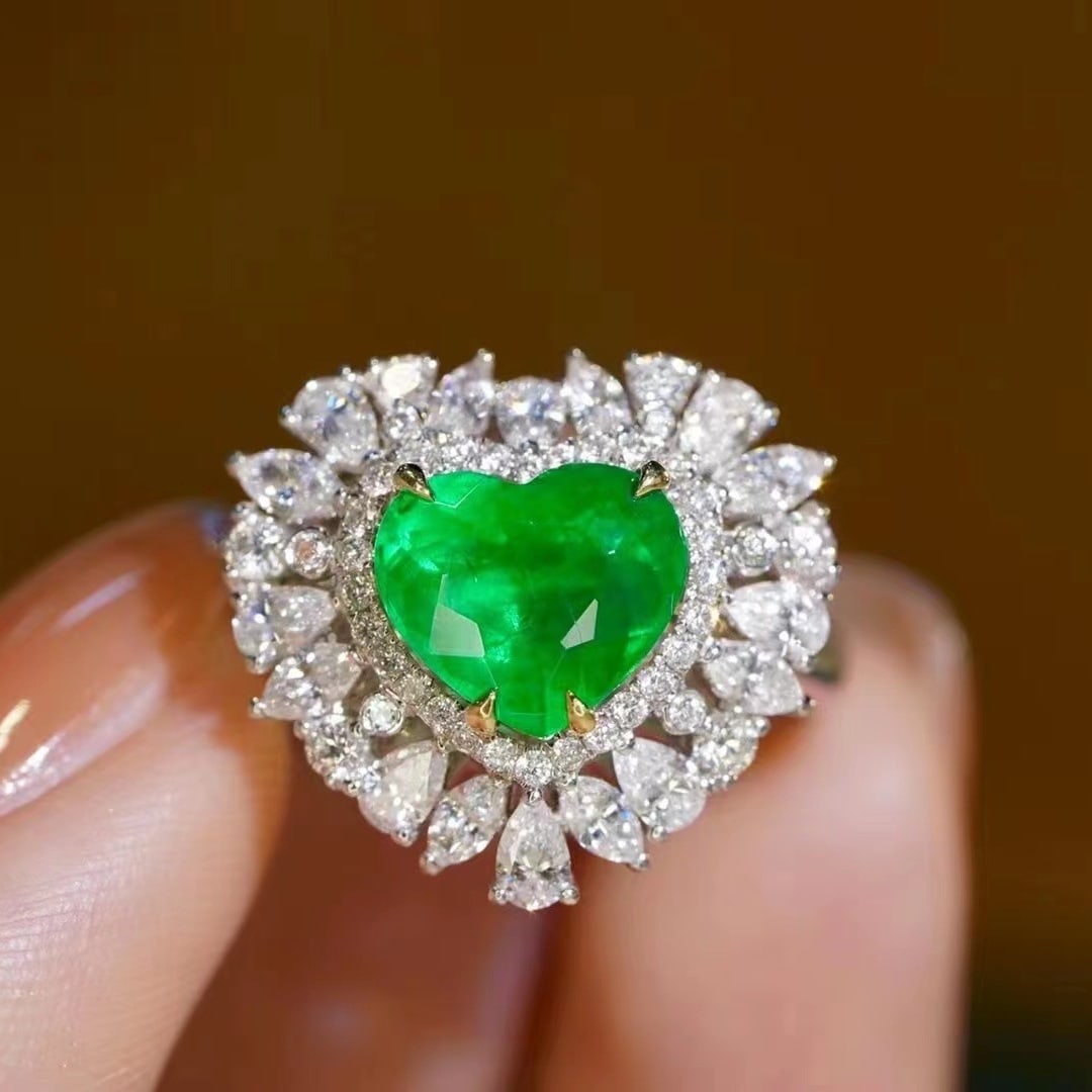 14k Gold 3.84 Ctw Vivid Green Natural Emerald & Diamond Ring: Ref:230973154 // gold content:14k gold // ring size:7. 25us // // main gemstone:emerald // shape:heart // carat weight:2. 44ct // color:vivid green // treatment:natural // // adjacent gemstone 2 :