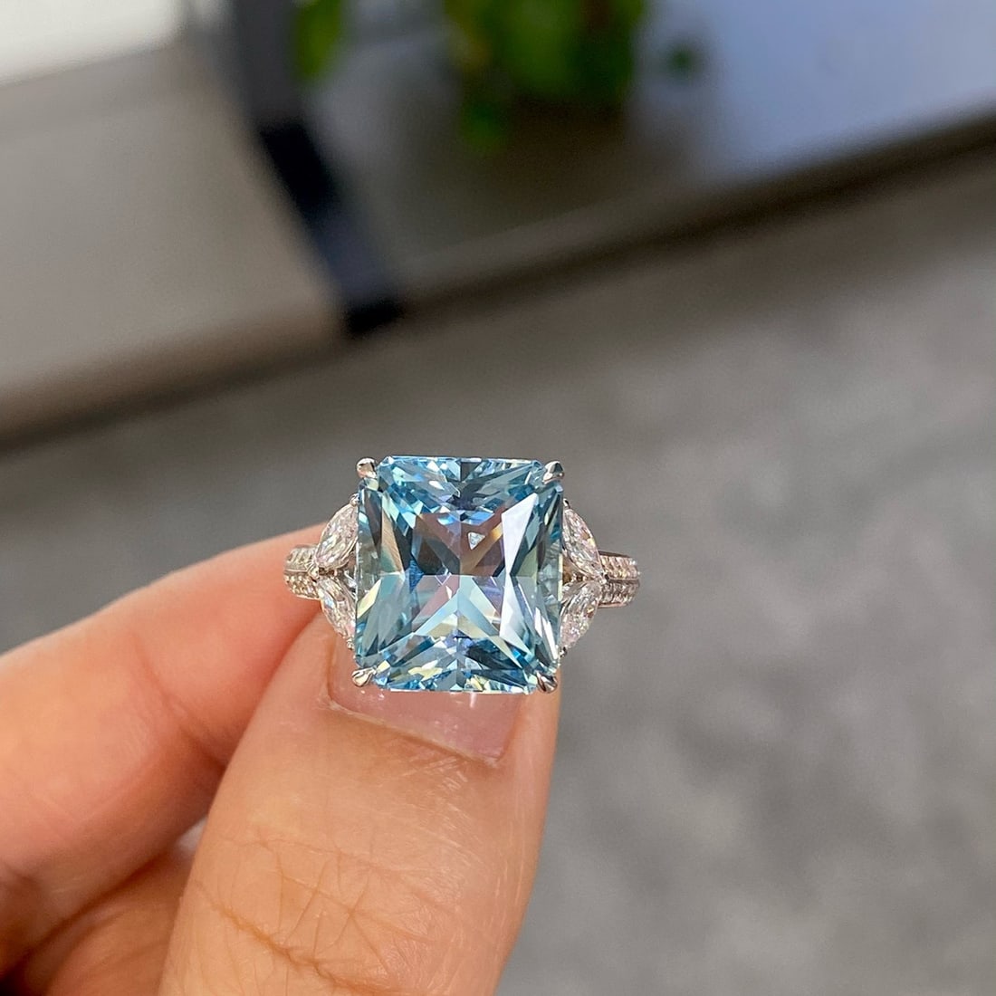 14k Gold 8.64 Ctw Natural Aquamarine & Diamond Ring: Ref:230973220 // gold content:14k gold // ring size:7. 25us // // main gemstone:aquamarine // shape:octagonal // carat weight:8. 06ct // color:santa maria color // treatment:natural // // adjacent