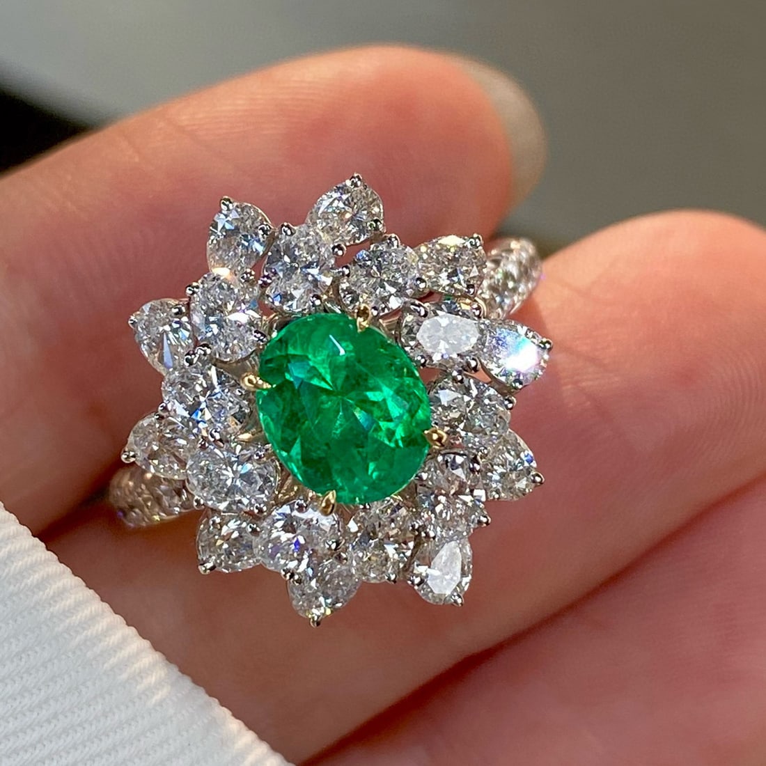 14k Gold 3.09 Ctw Vivid Green Natural Emerald & Diamond Ring/pendant( Without Chain ): Ref:230973222 // gold content:14k gold // ring size:7. 25us // // main gemstone:emerald // shape:oval // carat weight:1. 07ct // color:vivid green // treatment:natural // // adjacent gemstone 2 :