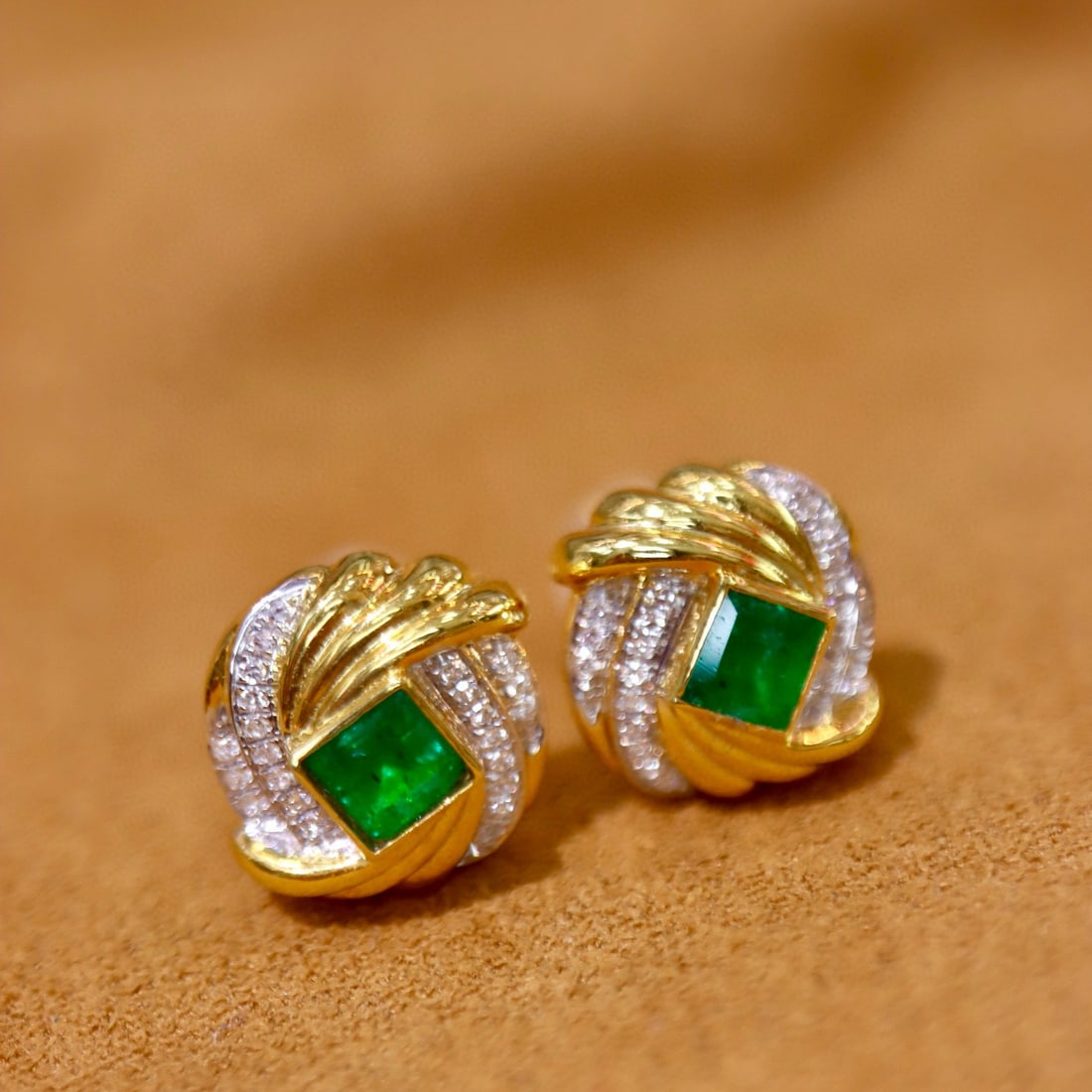 14k Gold 0.71 Ctw Vivid Green Natural Emerald & Diamond Earrings - 3