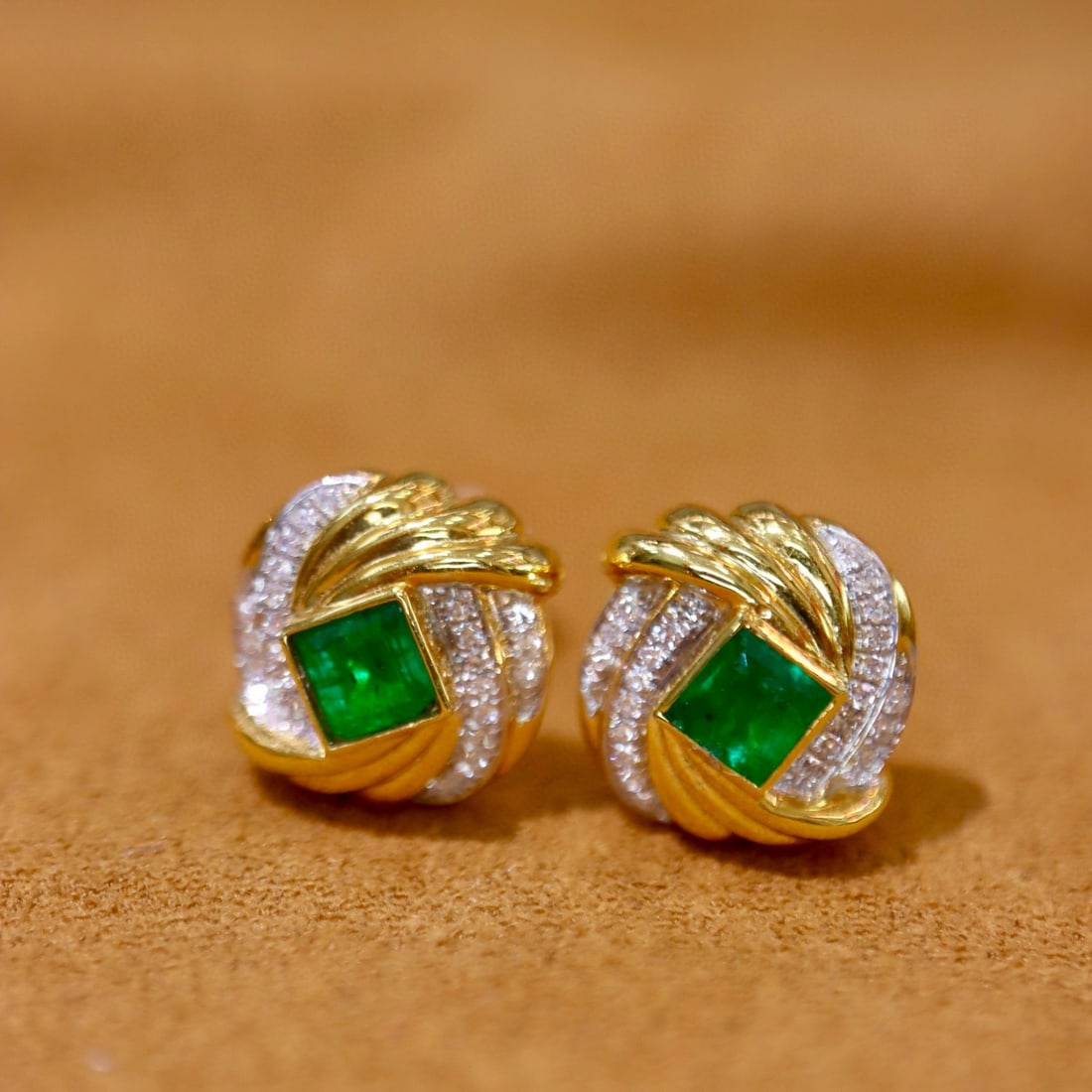 14k Gold 0.71 Ctw Vivid Green Natural Emerald & Diamond Earrings - 4