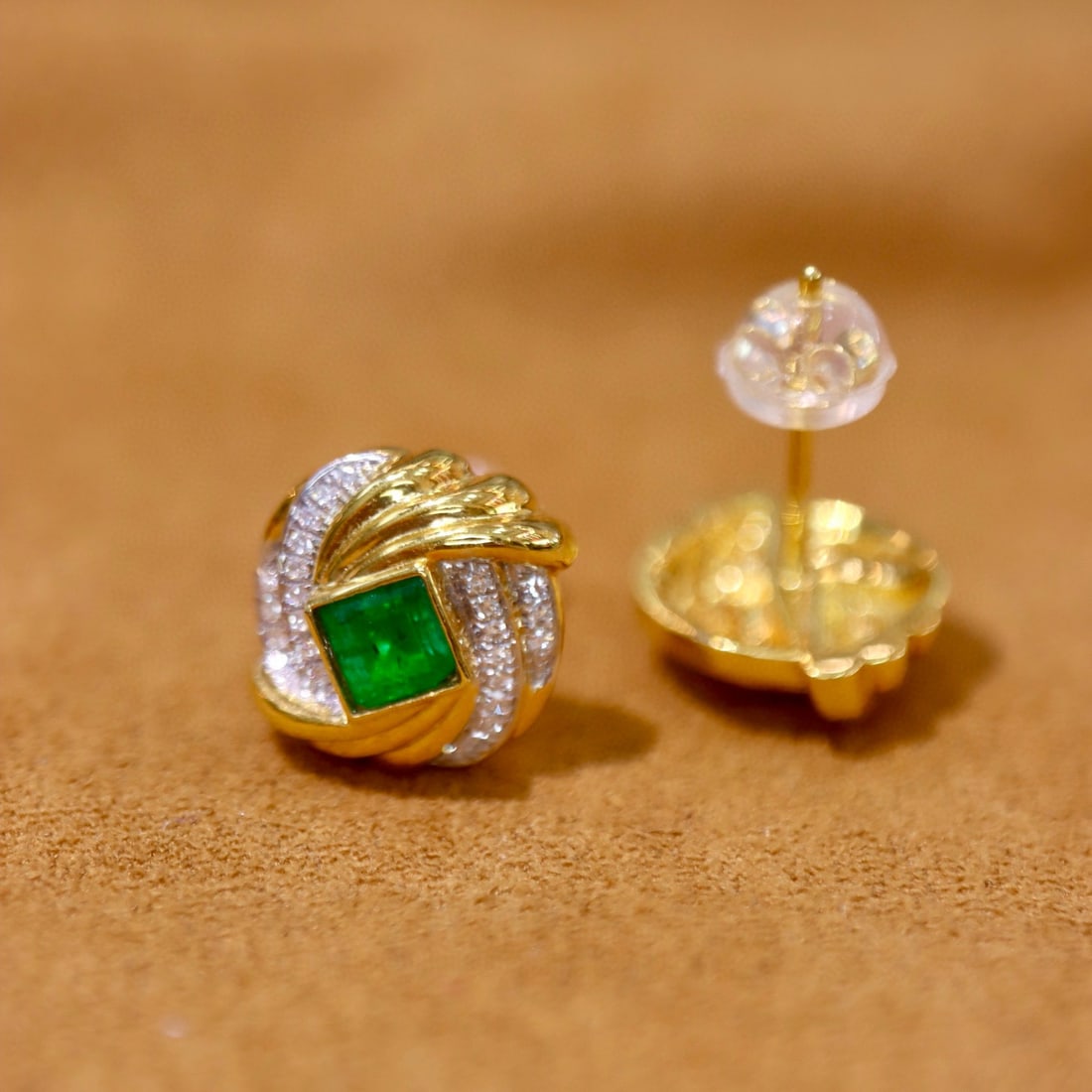 14k Gold 0.71 Ctw Vivid Green Natural Emerald & Diamond Earrings - 5