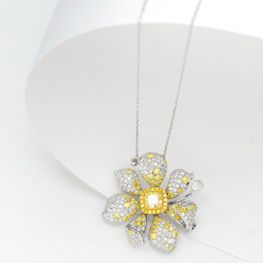 14k Gold 3.58 Ctw Natural Yellow Diamond & Diamond Brooch/pendant( Without Chain ): Ref:230974015 // gold content:14k gold // main gemstone:yellow diamond // shape:cushion // carat weight:1. 00ct // color:yellow // treatment:natural // // adjacent gemstone 2 : diamond //