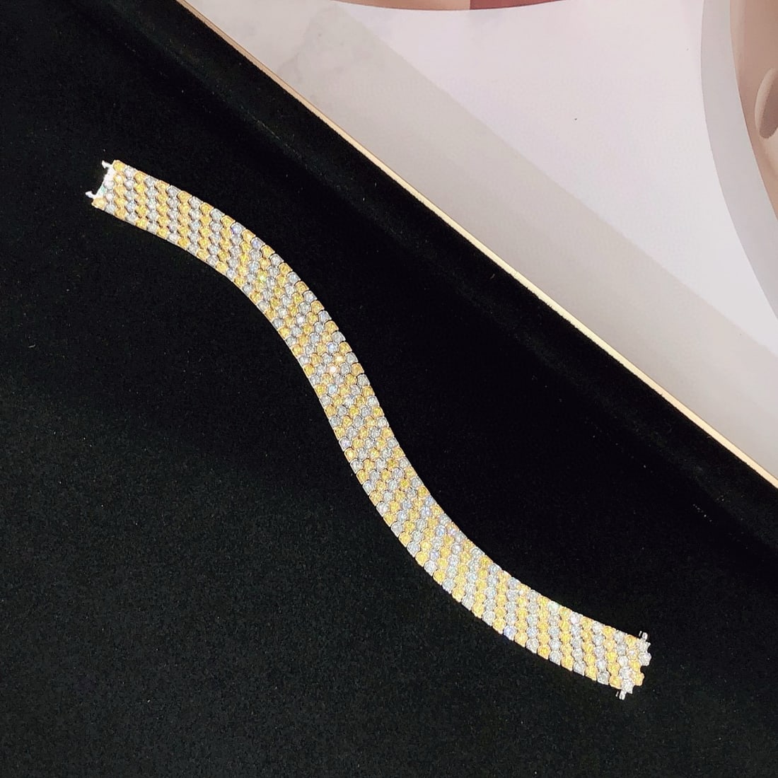 14k Gold 5.13 Ctw Natural Yellow Diamond & Diamond Bracelet: Ref:230974017 // gold content:14k gold // main gemstone:yellow diamond // shape:round // carat weight:2. 42ct // color:yellow // treatment:natural // cut grade:g // // adjacent gemstone 2 : diamond //