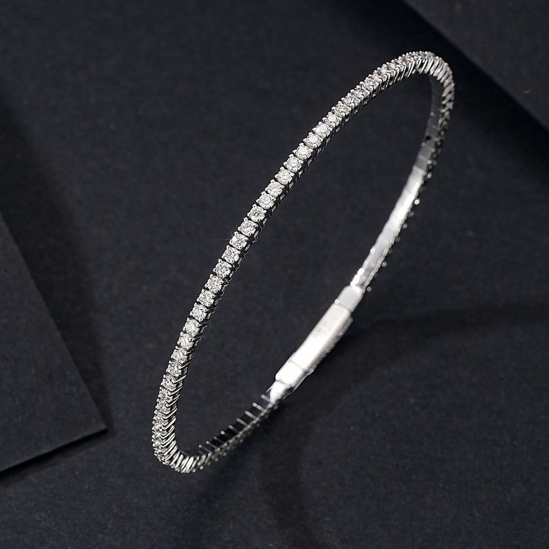 14k Gold 1.66 Ct Natural H Diamond Bangle: Ref:230974026 // gold content:14k gold // main gemstone:diamond // shape:round // carat weight:1. 66ct // clarity grade:vs-si // color:h // treatment:natural // cut grade:g // Condition: NewLow