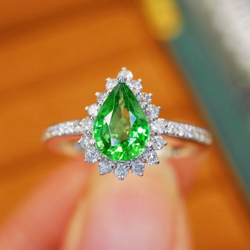 14k Gold 1.35 Ctw Natural Tsavorite & Diamond Ring: Ref:230974037 // gold content:14k gold // ring size:7. 25us // // main gemstone:tsavorite // shape:pear // carat weight:1. 00ct // color:green // treatment:natural // // adjacent gemstone 2 :