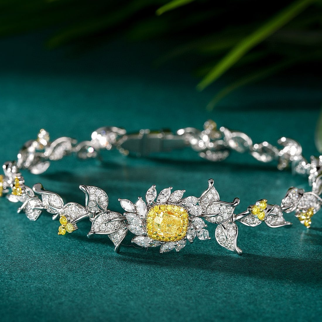 14k Gold 4.20 Ctw Natural Yellow Diamond & Diamond Bracelet: Ref:230974048 // gold content:14k gold // main gemstone:yellow diamond // shape:cushion // carat weight:1. 01ct // color:yellow // treatment:natural // // adjacent gemstone 2 : diamond // shape:multip