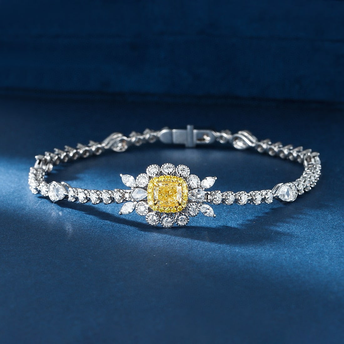 14k Gold 3.09 Ctw Natural Yellow Diamond & Diamond Bracelet: Ref:230974084 // gold content:14k gold // main gemstone:yellow diamond // shape:cushion // carat weight:1. 00ct // color:yellow // treatment:natural // // adjacent gemstone 2 : diamond // shape:multip