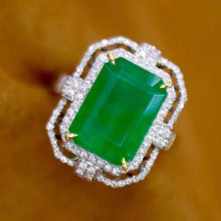 14k Gold 6.37 Ctw Vivid Green Natural Emerald & Diamond Ring: Ref:230974158 // gold content:14k gold // ring size:7. 25us // // main gemstone:emerald // shape:octagonal // carat weight:6. 05ct // color:vivid green // treatment:natural // // adjacent gemstone