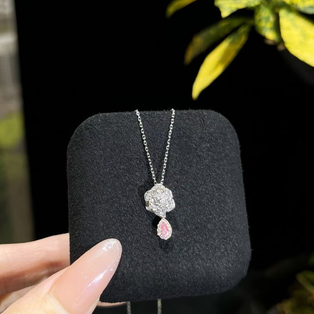 14k Gold 0.28 Ctw Natural Pink Diamond & Diamond & Flowers Necklace: Ref:230974188 // gold content:14k gold // main gemstone:pink diamond // shape:pear // carat weight:0. 09ct // color:pink // treatment:natural // // adjacent gemstone 2 : diamond // shape:round //