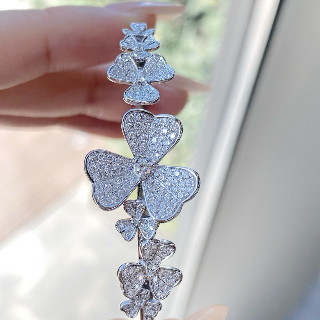 14k Gold 1.05 Ct Natural H Diamond & Flowers Bangle: Ref:230974224 // gold content:14k gold // main gemstone:diamond // shape:round // carat weight:1. 05ct // clarity grade:vs-si // color:h // treatment:natural // cut grade:g // Condition: NewLow