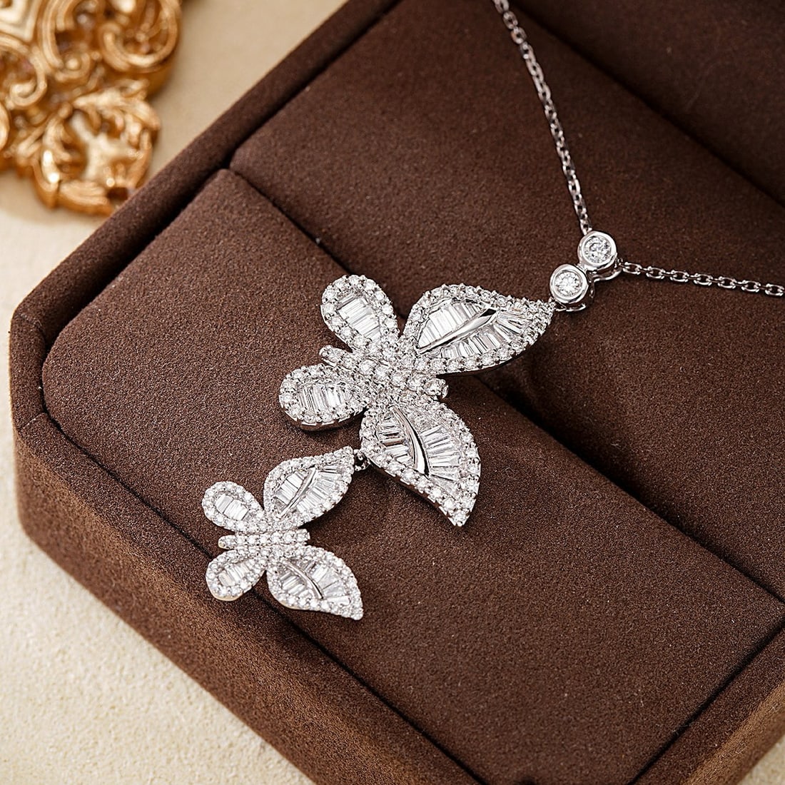 14k Gold 1.83 Ctw Natural H Diamond Pendant( Without Chain ): Ref:230974225 // gold content:14k gold // main gemstone:diamond // shape:baguette // carat weight:0. 95ct // clarity grade:vs-si // color:h // treatment:natural // // adjacent gemstone 2 : diamond