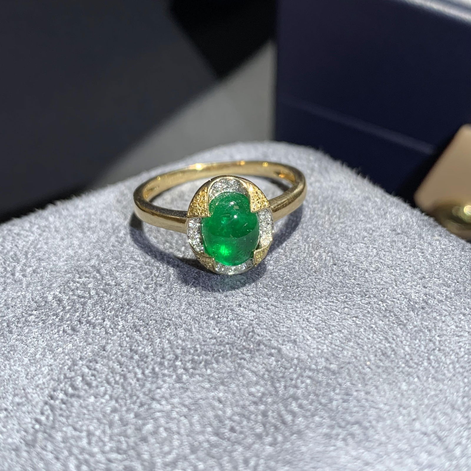 14k Gold 1.51 Ctw Vivid Green Natural Emerald & Diamond Ring: Ref:230974311 // gold content:14k gold // ring size:7. 25us // // main gemstone:emerald // shape:oval // carat weight:1. 39ct // color:vivid green // treatment:natural // // adjacent gemstone 2 :