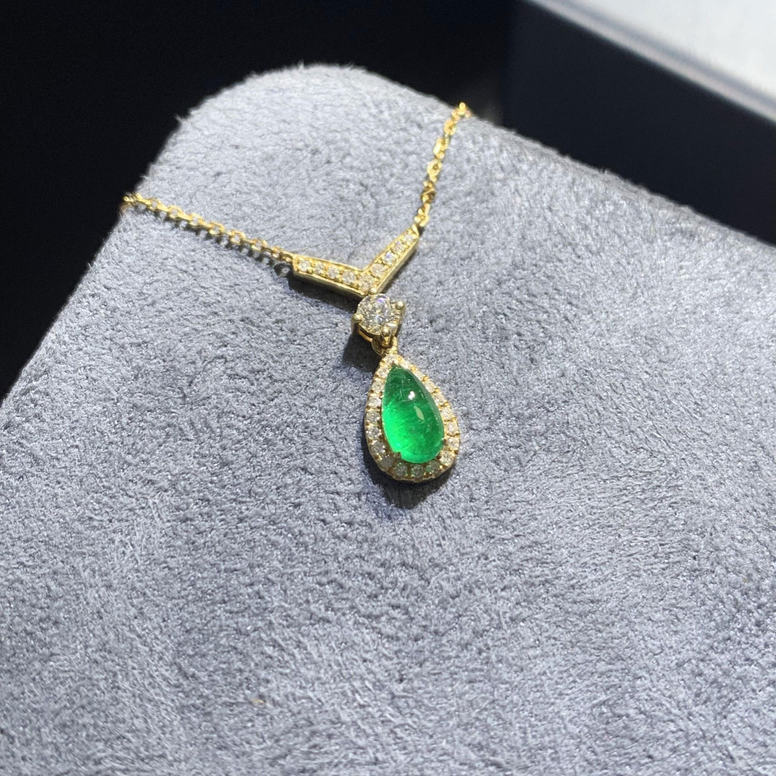 14k Gold 0.70 Ctw Natural Emerald & Diamond Necklace: Ref:230974354 // gold content:14k gold // main gemstone:emerald // shape:pear // carat weight:0. 45ct // color:green // treatment:natural // // adjacent gemstone 2 : diamond // shape:round // carat we