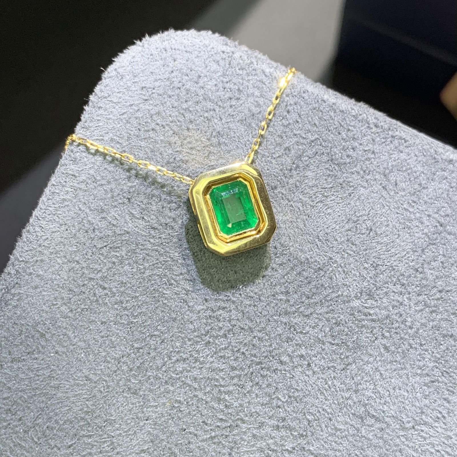 14k Gold 0.86 Ct Vivid Green Natural Emerald Necklace: Ref:230974427 // gold content:14k gold // main gemstone:emerald // shape:octagonal // carat weight:0. 86ct // color:vivid green // treatment:natural // Condition: NewLow Estimate: 3700.00High