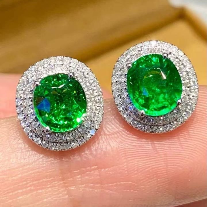 14k Gold 2.6 Ct Natural Tsavorite & Diamond Earrings: Ref:231131019 // gold content:14k gold // main gemstone:tsavorite // shape:oval // carat weight:2. 6ct // color:green // treatment:natural // // adjacent gemstone 2 : diamond // shape:round //
