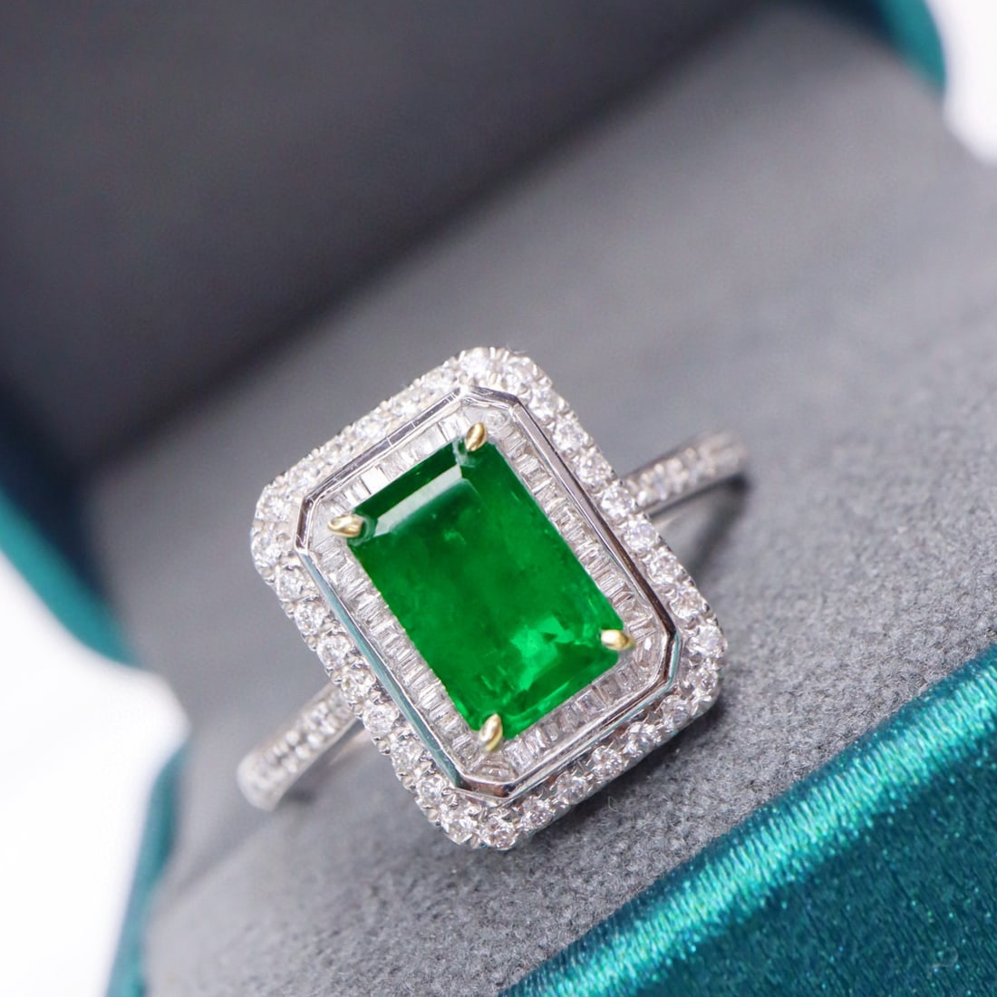 14k Gold 1.42 Ctw Vivid Green Natural Emerald & Diamond Ring - 2