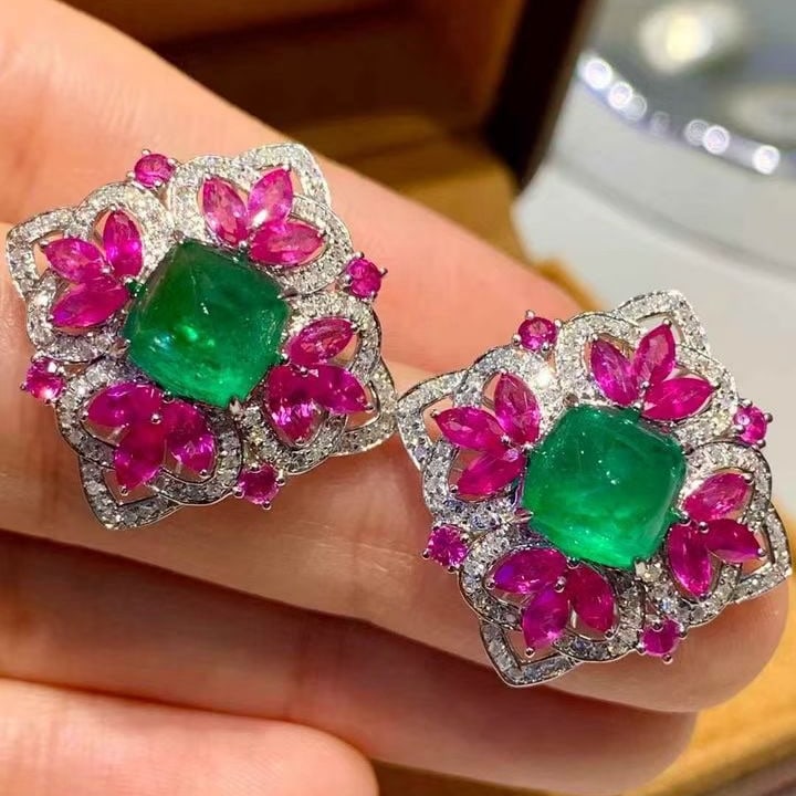 14k Gold 4.62 Ct Natural Emerald & Diamond Earrings: Ref:231131033 // gold content:14k gold // main gemstone:emerald // shape:sugar-loaf // carat weight:4. 62ct // color:green // treatment:natural // // adjacent gemstone 2 : diamond // shape:round //