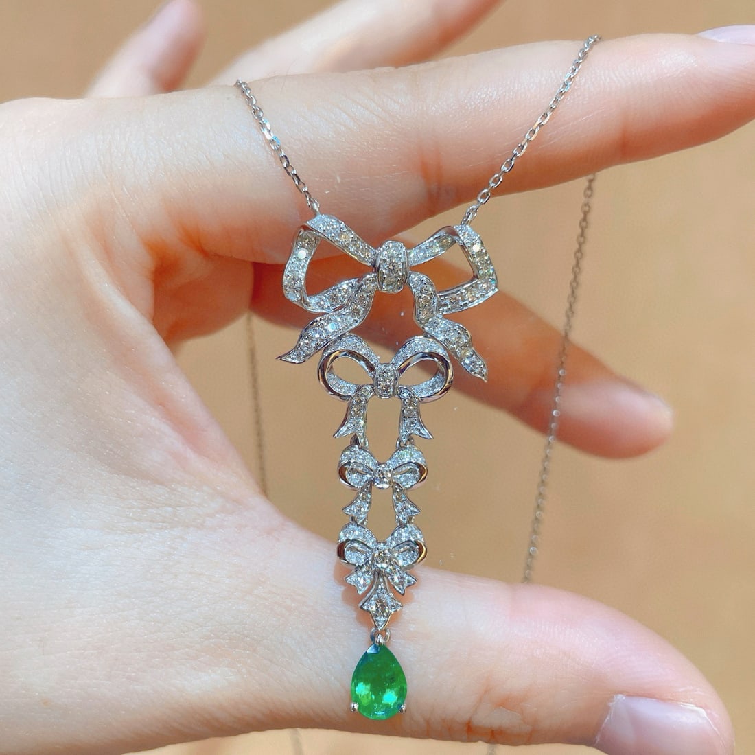 14k Gold 1.67 Ctw Natural Emerald & Diamond Necklace: Ref:231131115 // gold content:14k gold // main gemstone:emerald // shape:pear // carat weight:0. 67ct // color:green // treatment:natural // // adjacent gemstone 2 : diamond // shape:round // carat