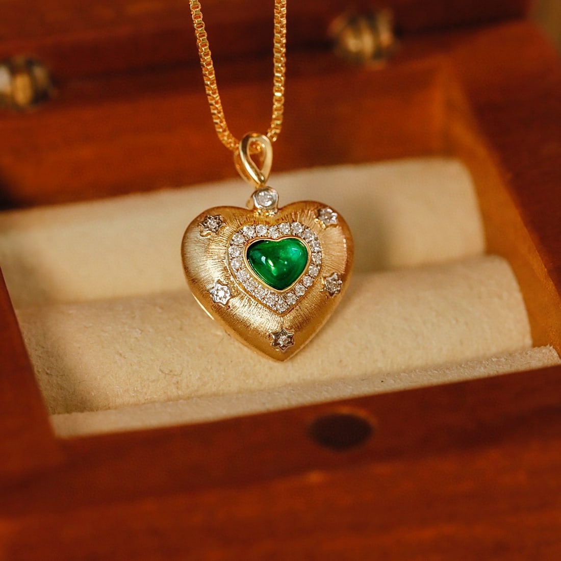 14k Gold 0.41 Ctw Vivid Green Natural Emerald & Diamond Pendant( Without Chain ): Ref:231131154 // gold content:14k gold // main gemstone:emerald // shape:heart // carat weight:0. 3ct // color:vivid green // treatment:natural // // adjacent gemstone 2 : diamond // shape:round //