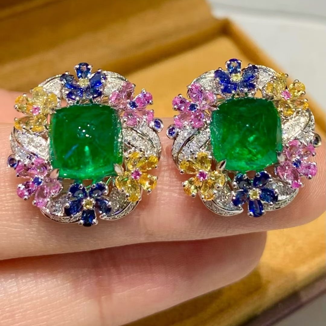 14k Gold 5.45 Ct Vivid Green Natural Emerald & Diamond Earrings: Ref:231131157 // gold content:14k gold // main gemstone:emerald // shape:sugar-loaf // carat weight:5. 45ct // color:vivid green // treatment:natural // // adjacent gemstone 2 : diamond //