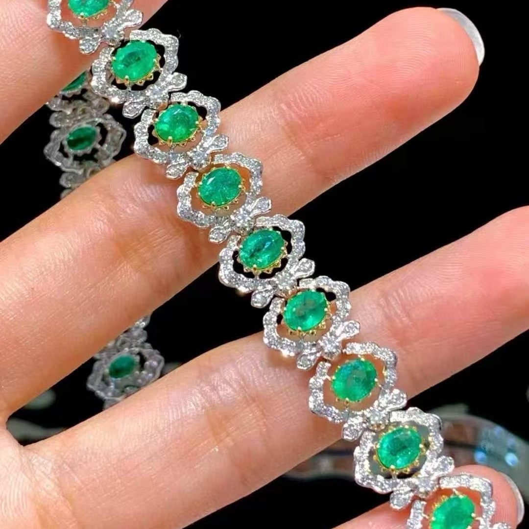14k Gold 7.8 Ct Natural Emerald & Diamond Bracelet: Ref:231131159 // gold content:14k gold // main gemstone:emerald // shape:oval // carat weight:7. 8ct // color:green // treatment:natural // // adjacent gemstone 2 : diamond // shape:round //