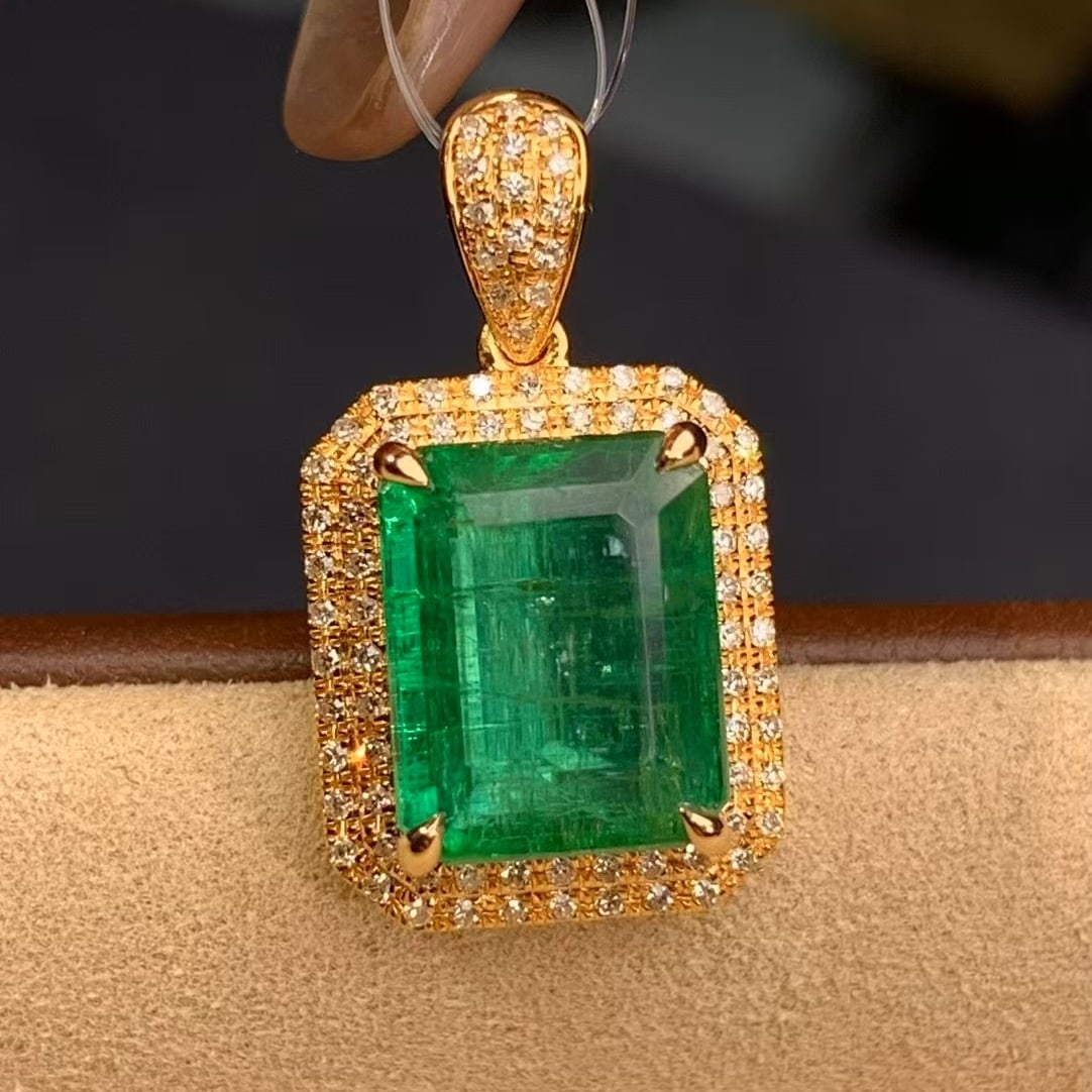 14k Gold 3.82 Ctw Natural Emerald & Diamond Pendant( Without Chain ): Ref:231131200 // gold content:14k gold // main gemstone:emerald // shape:octagonal // carat weight:3. 62ct // color:green // treatment:natural // // adjacent gemstone 2 : diamond // shape:round //