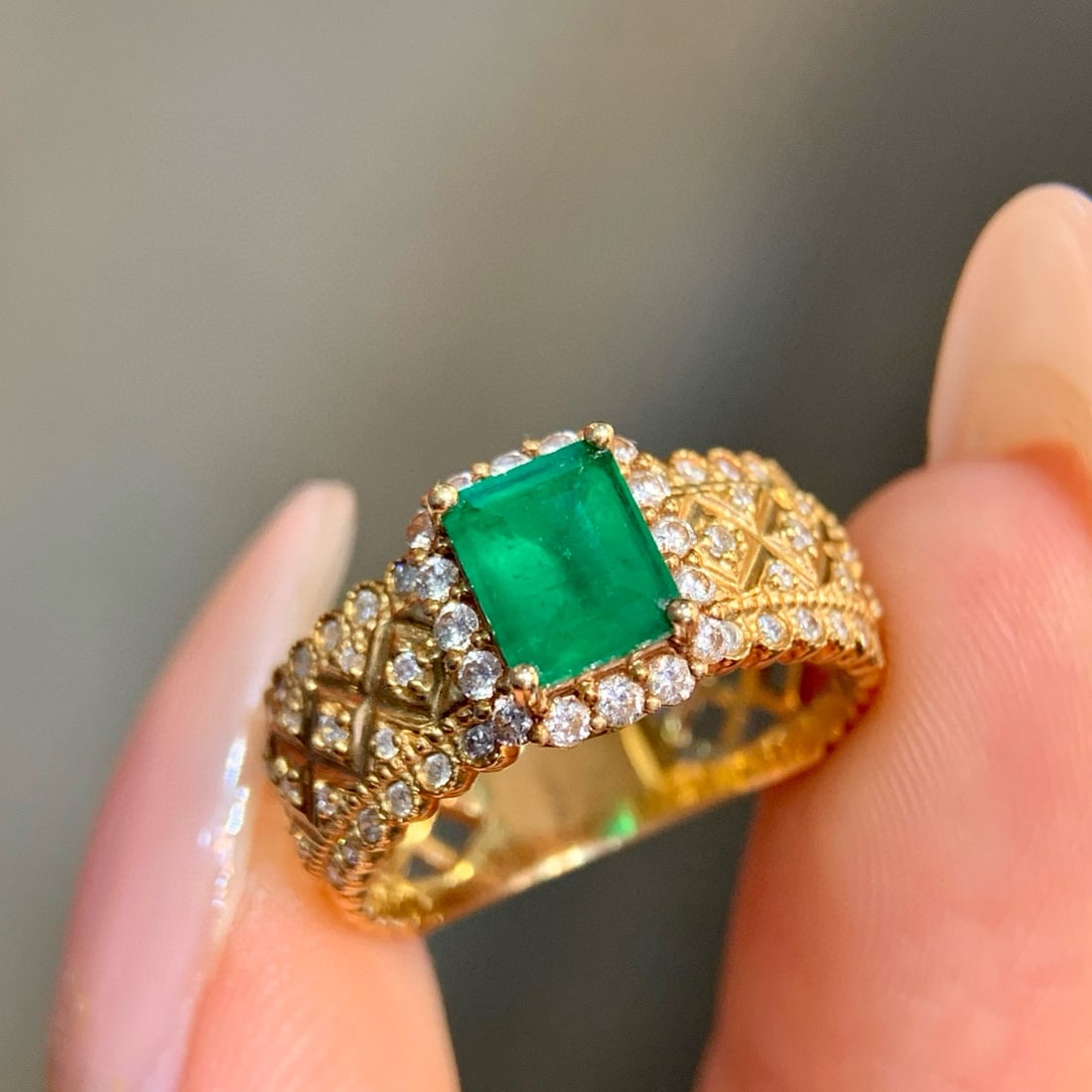 14k Gold 1.38 Ctw Natural Emerald & Diamond Ring: Ref:231131207 // gold content:14k gold // ring size:7. 25us // // main gemstone:emerald // shape:octagonal // carat weight:0. 98ct // color:green // treatment:natural // // adjacent gemstone 2 : diamo