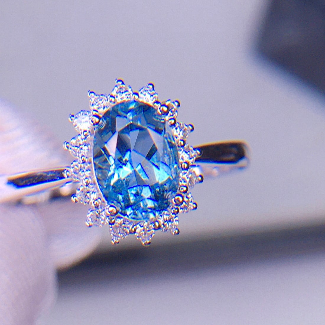 14k Gold 1.06 Ct Natural Aquamarine & Diamond Ring: Ref:231131228 // gold content:14k gold // ring size:7. 25us // // main gemstone:aquamarine // shape:oval // carat weight:1. 06ct // color:santa maria color // treatment:natural // // adjacent