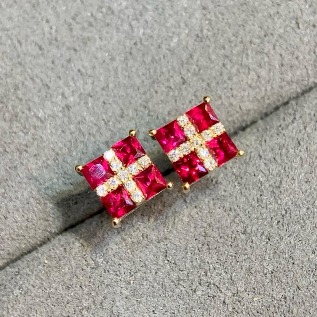 14k Gold 0.76 Ctw Natural Ruby & Diamond Earrings: Ref:231131246 // gold content:14k gold // main gemstone:ruby // shape:princess // carat weight:0. 70ct // color:red // treatment:natural // // adjacent gemstone 2 : diamond // shape:round // carat