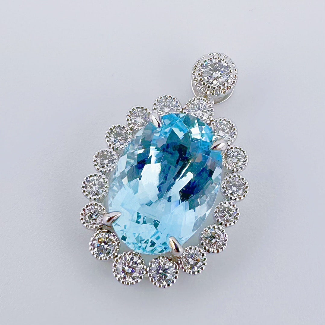 14k Gold 4.60 Ctw Natural Aquamarine & Diamond Pendant( Without Chain ): Ref:231132024 // gold content:14k gold // main gemstone:aquamarine // shape:oval // carat weight:3. 97ct // color:blue // treatment:natural // // adjacent gemstone 2 : diamond // shape:round //