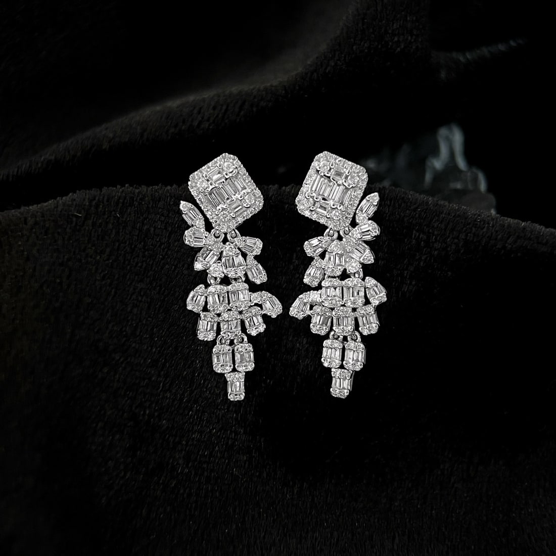 14k Gold 1.1 Ct Natural H Diamond Earrings: Ref:231132028 // gold content:14k gold // main gemstone:diamond // shape:multiple // carat weight:1. 1ct // clarity grade:vs-si // color:h // treatment:natural // Low Estimate: 3300Condition: