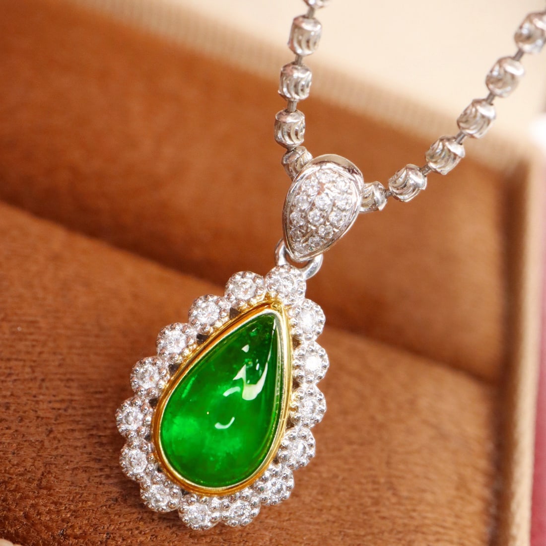 14k Gold 1.34 Ctw Natural Emerald & Diamond Pendant( Without Chain ): Ref:231132032 // gold content:14k gold // main gemstone:emerald // shape:pear // carat weight:1. 18ct // color:green // treatment:natural // // adjacent gemstone 2 : diamond // shape:round // carat
