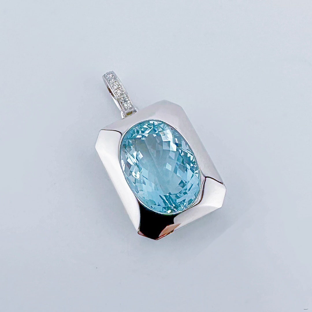 14k Gold 5.73 Ctw Natural Aquamarine & Diamond Pendant( Without Chain ): Ref:231132033 // gold content:14k gold // main gemstone:aquamarine // shape:oval // carat weight:5. 70ct // color:blue // treatment:natural // // adjacent gemstone 2 : diamond // shape:round //