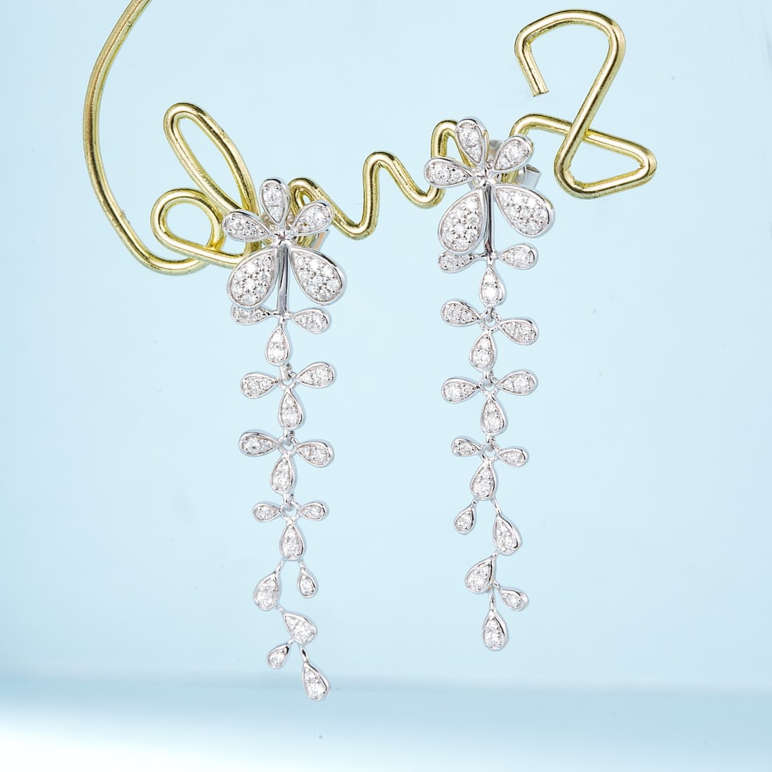 14k Gold 0.40 Ct Natural H Diamond Earrings: Ref:231132044 // gold content:14k gold // main gemstone:diamond // shape:round // carat weight:0. 40ct // clarity grade:vs-si // color:h // treatment:natural // cut grade:g // Low Estimate: 2600High