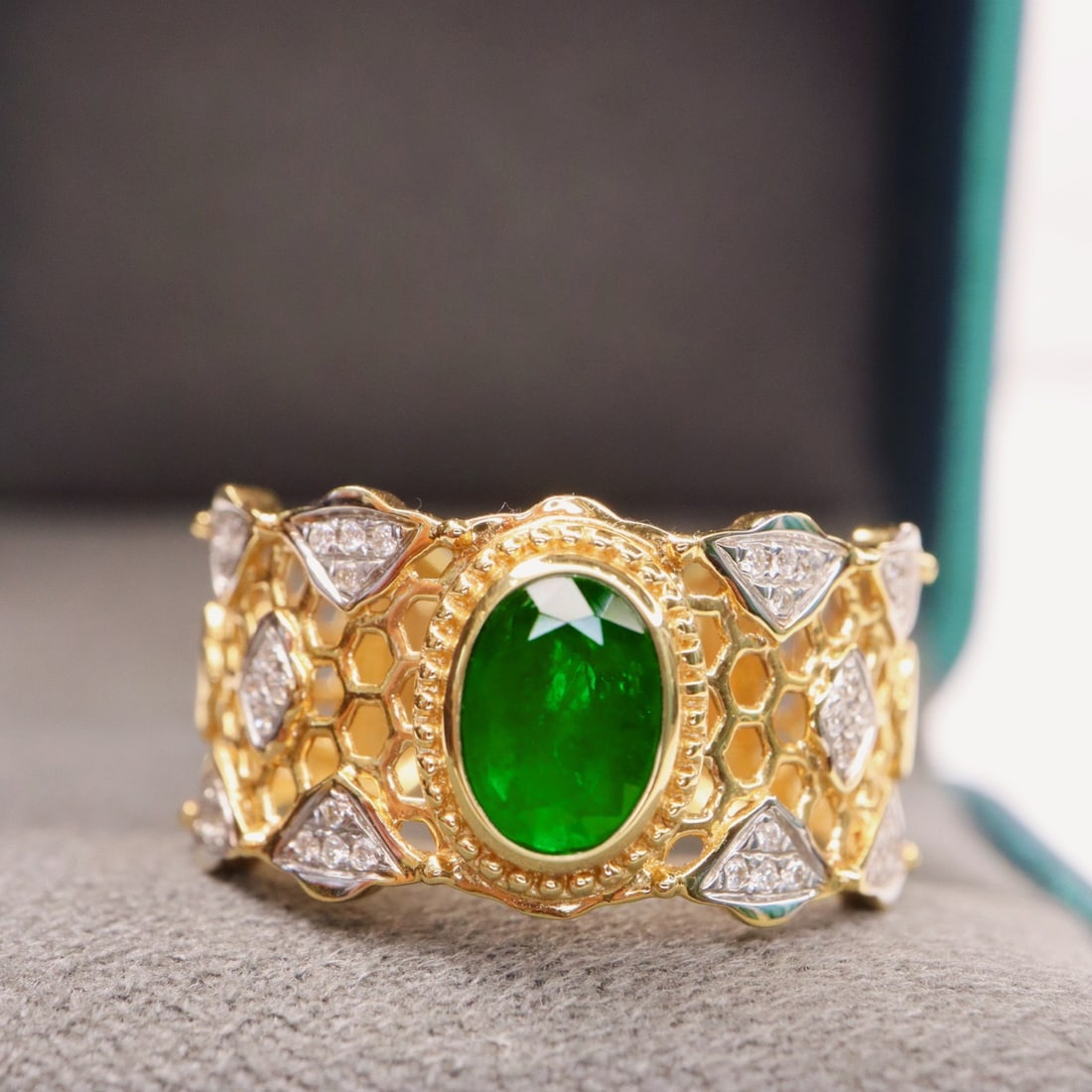 14k Gold 0.80 Ctw Vivid Green Natural Emerald & Diamond Ring - 4