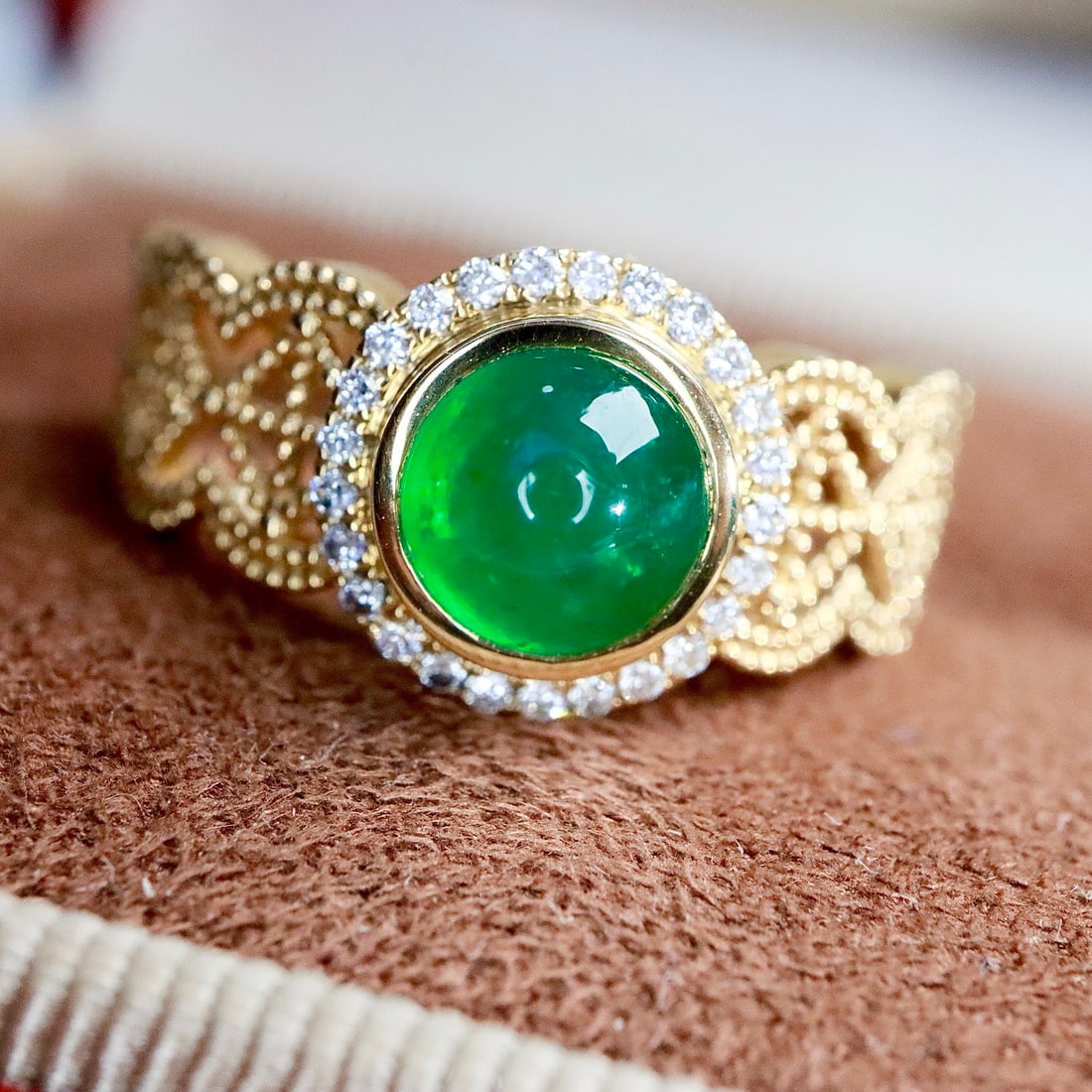 14k Gold 1.19 Ctw Natural Emerald & Diamond Ring: Ref:231132073 // gold content:14k gold // ring size:7. 25us // // main gemstone:emerald // shape:round // carat weight:1. 07ct // color:green // treatment:natural // cut grade:g // // adjacent gemston