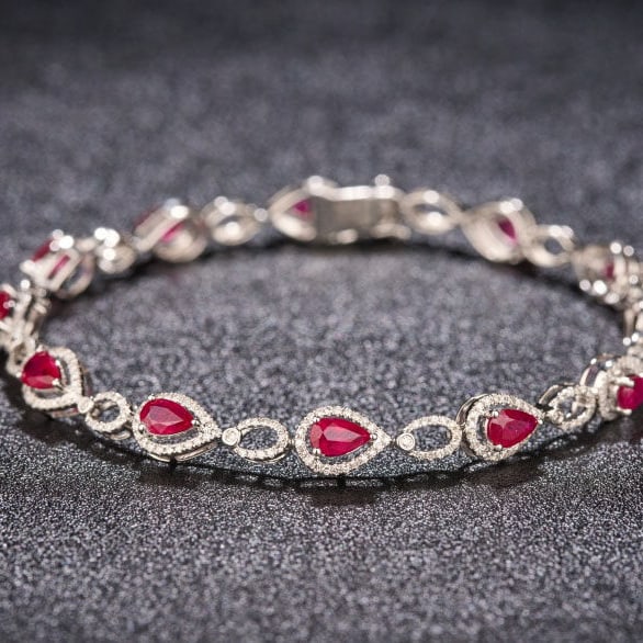 14k Gold 3.78 Ctw Natural Ruby & Diamond Bracelet: Ref:231132075 // gold content:14k gold // main gemstone:ruby // shape:pear // carat weight:3. 04ct // color:red // treatment:natural // // adjacent gemstone 2 : diamond // shape:round // carat