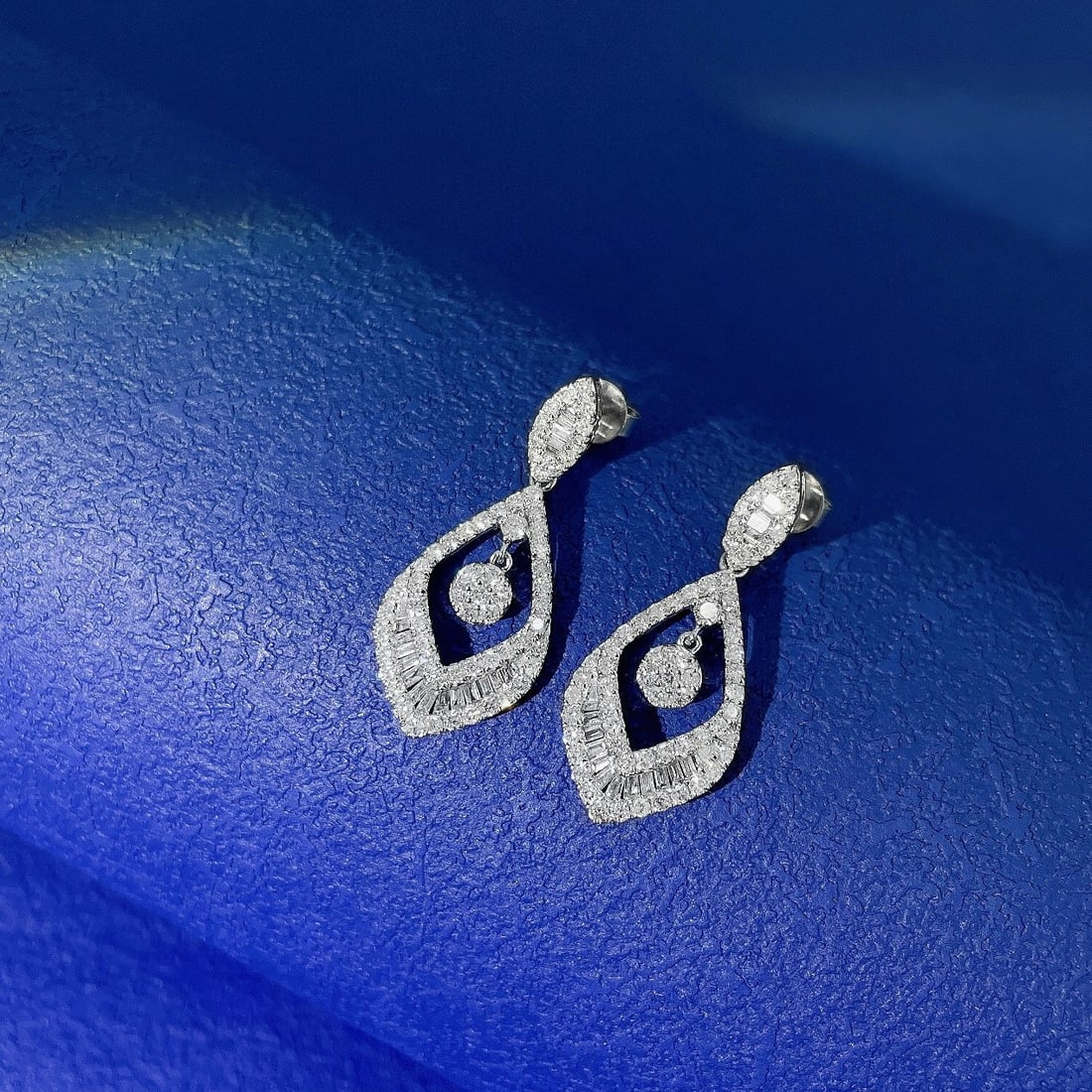 14k Gold 1.12 Ctw Natural H Diamond Earrings: Ref:231132084 // gold content:14k gold // main gemstone:diamond // shape:baguette // carat weight:0. 20ct // clarity grade:vs-si // color:h // treatment:natural // // adjacent gemstone 2 : diamond