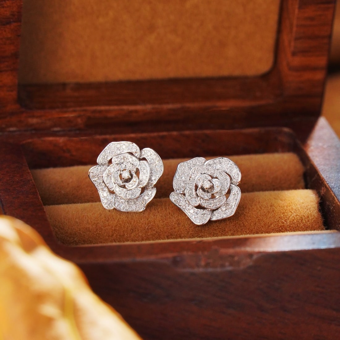 14k Gold 0.5 Ct Natural H Diamond & Flowers Earrings: Ref:231132092 // gold content:14k gold // main gemstone:diamond // shape:round // carat weight:0. 5ct // clarity grade:vs-si // color:h // treatment:natural // cut grade:g // Condition: NewHigh