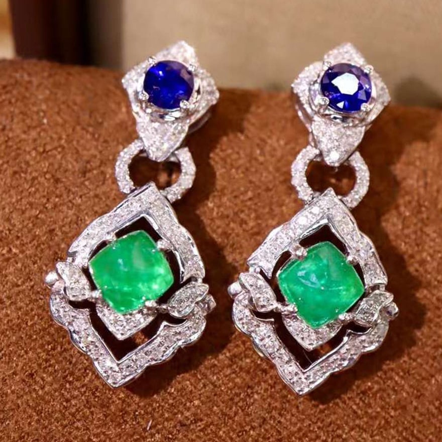 14k Gold 2.08 Ctw Natural Emerald & Diamond Earrings: Ref:231132096 // gold content:14k gold // main gemstone:emerald // shape:sugar-loaf // carat weight:1. 65ct // color:green // treatment:natural // // adjacent gemstone 2 : diamond // shape:round //