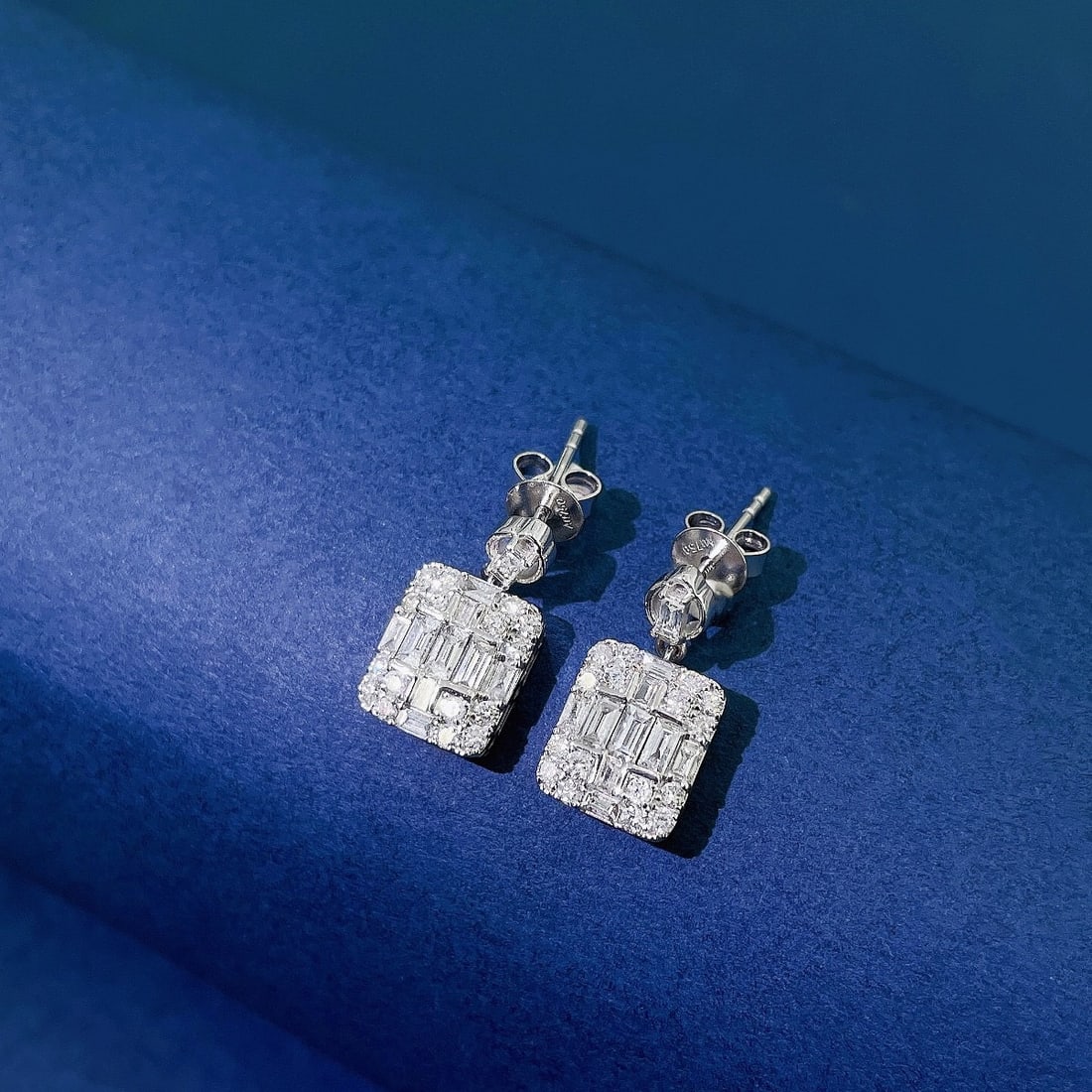 14k Gold 0.80 Ctw Natural H Diamond Earrings: Ref:231132102 // gold content:14k gold // main gemstone:diamond // shape:baguette // carat weight:0. 43ct // clarity grade:vs-si // color:h // treatment:natural // // adjacent gemstone 2 : diamond