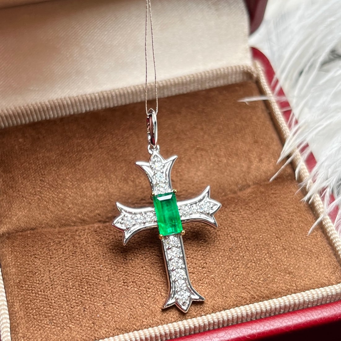 14k Gold 0.86 Ctw Vivid Green Natural Emerald & Diamond Pendant( Without Chain ): Ref:231132103 // gold content:14k gold // main gemstone:emerald // shape:rectangle // carat weight:0. 56ct // color:vivid green // treatment:natural // // adjacent gemstone 2 : diamond //