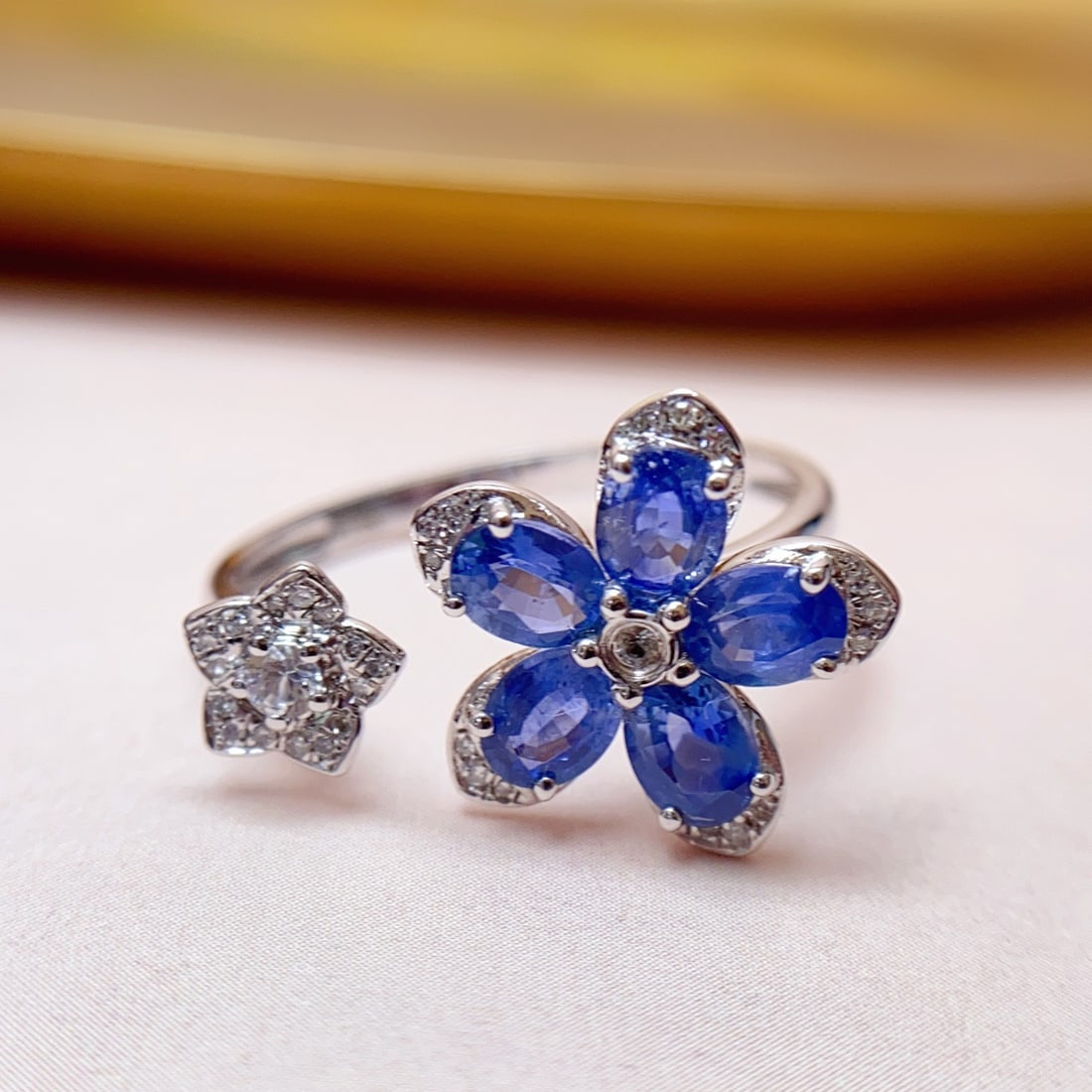 14k Gold 2.00 Ct Natural Sapphire & Diamond & Sapphire Ring: Ref:231132108 // gold content:14k gold // ring size:7. 25us // // main gemstone:sapphire // shape:oval // carat weight:2. 00ct // color:blue // treatment:natural // // adjacent gemstone 2 :