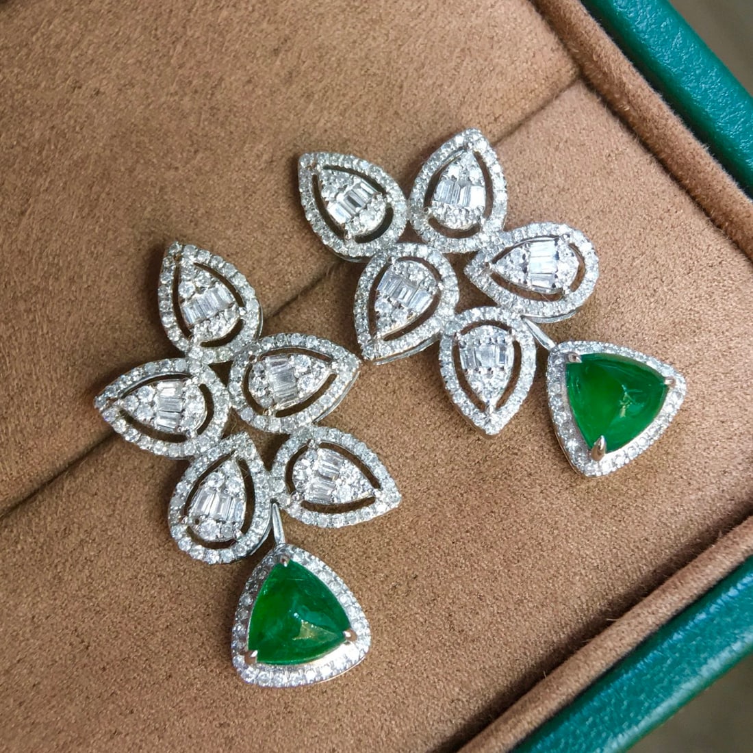14k Gold 2.42 Ctw Natural Emerald & Diamond Earrings: Ref:231132141 // gold content:14k gold // main gemstone:emerald // shape:triangle // carat weight:1. 52ct // color:green // treatment:natural // // adjacent gemstone 2 : diamond // shape:multiple